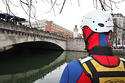 Schwimmer holten das Kreuz zurück aus der 4 Grad kalten Isar (Foto: Martin Schmitz)
